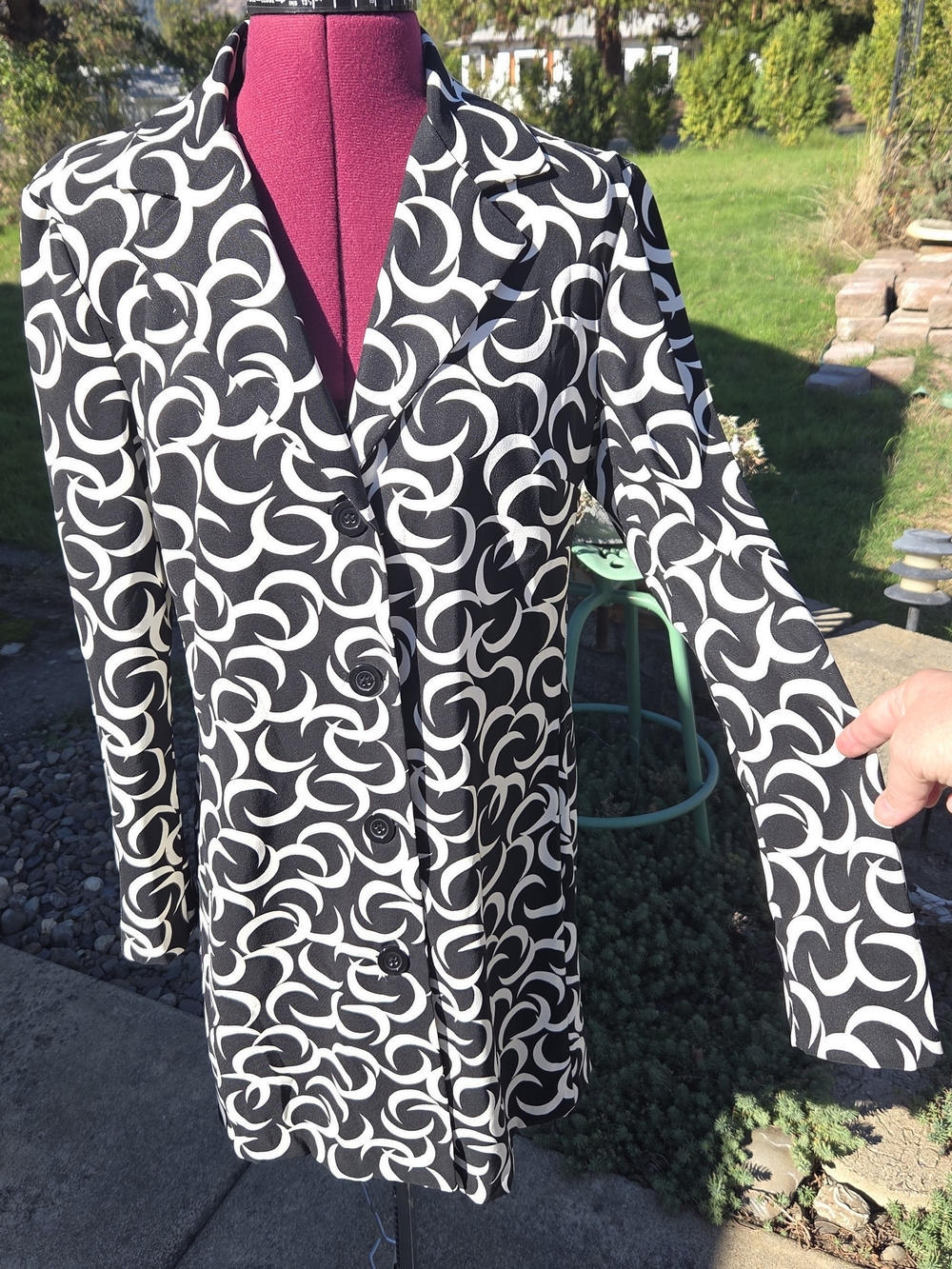 I.N. Studio Black and White Printed Longline Blazer Size 10. NNCP